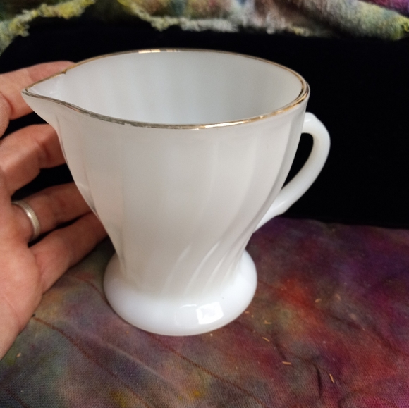 Vintage Anchor Hocking Fire King White Milk Glass Creamer Swirl - Picture 3 of 14